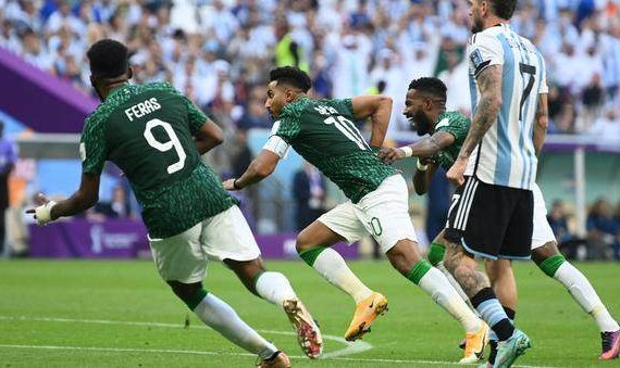 意昂体育app-撞翻球王！道萨里率领沙特队再现米拉大叔辉煌