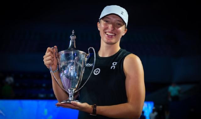 意昂体育下载-最后一个月大逆袭！斯瓦泰克首夺总决赛重回第一